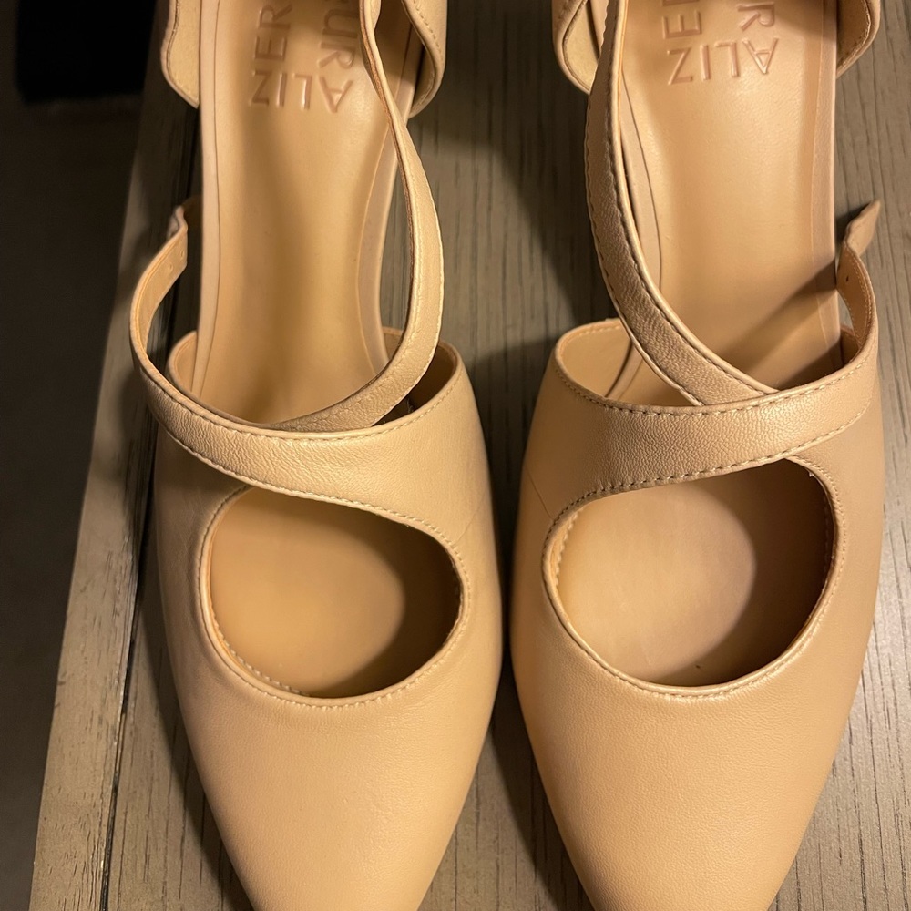 Brand new Naturalizer nude heels!